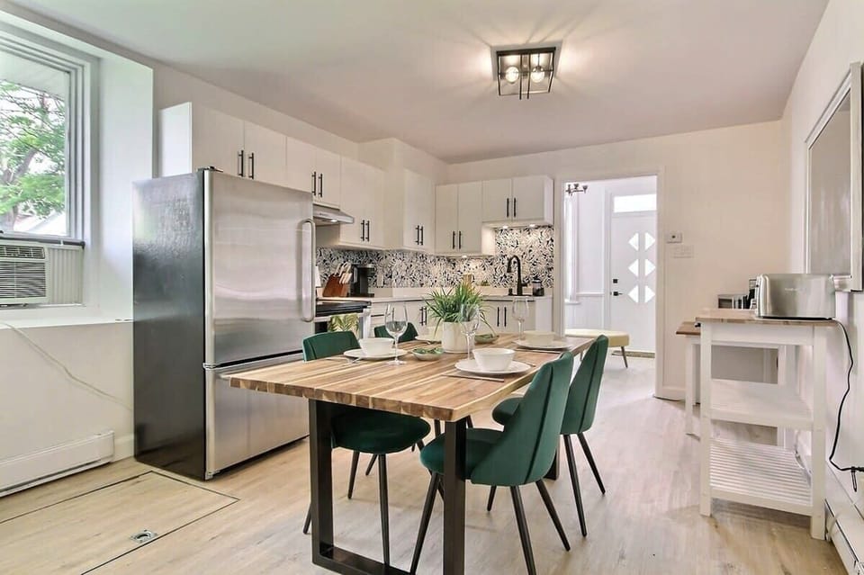 Cuisinez comme à la maison, profitez comme en vacances—cette cuisine entièrement équipée a tout ce qu’il vous faut pour préparer de bons petits plats en toute simplicité et élégance.