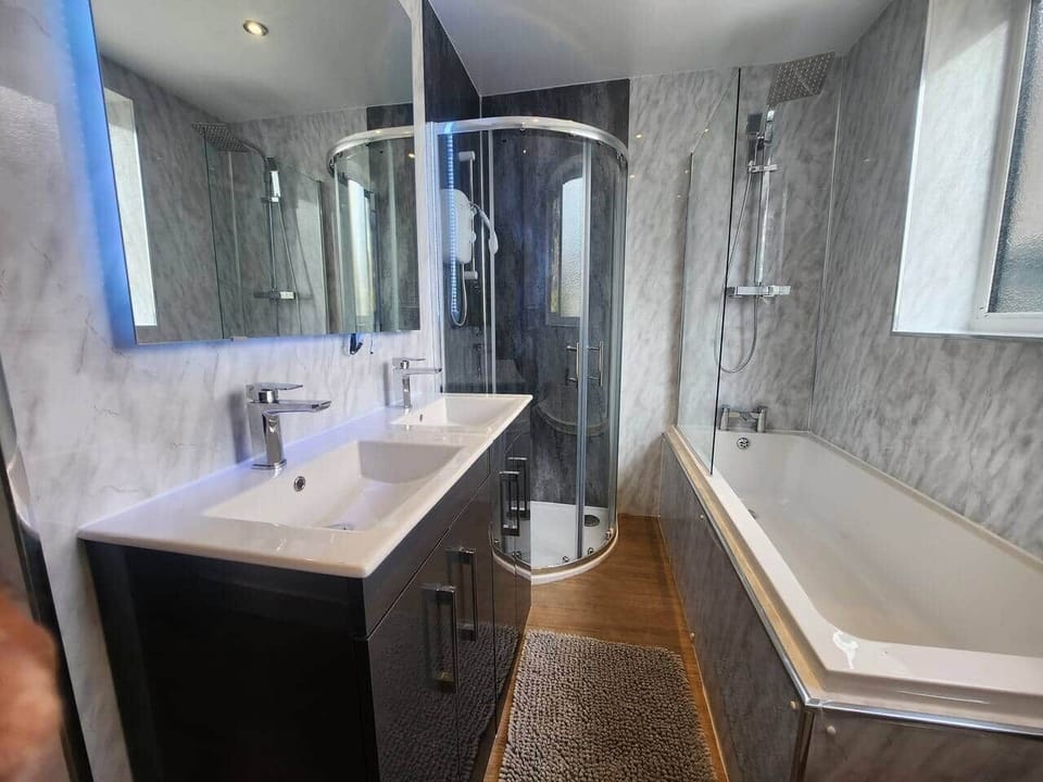 Modern bathroom at 239 Seymour Grove short stay Manchester
