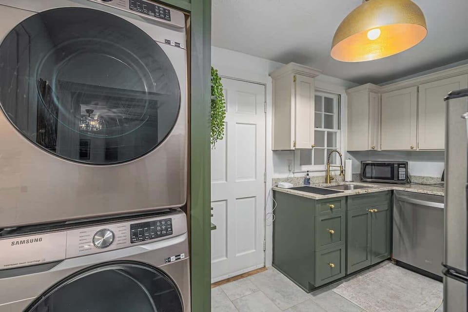 This kitchen includes an in-unit washer and dryer, making laundry easy and hassle-free during your stay. Everything you need is right at your fingertips.