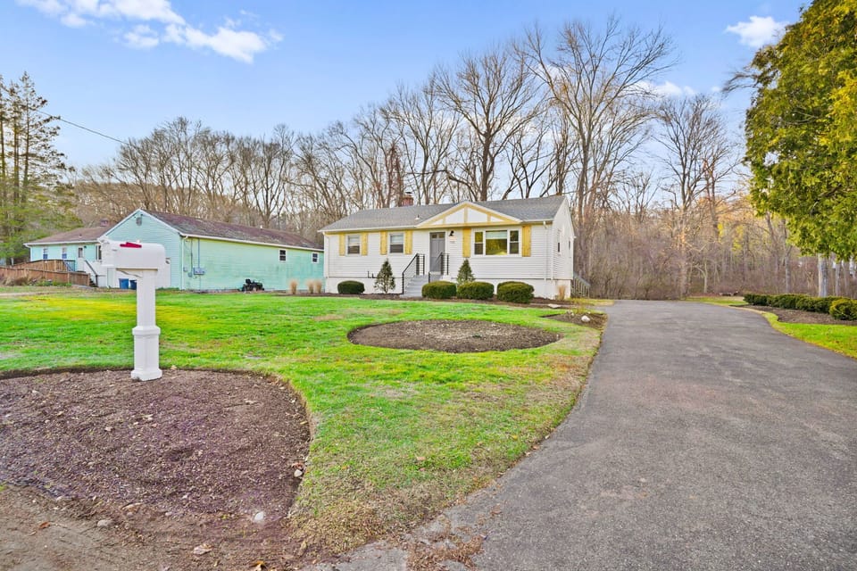 Level driveway. 2 Minutes to Merritt Parkway. 2 MIn to Sacred Heart University. 