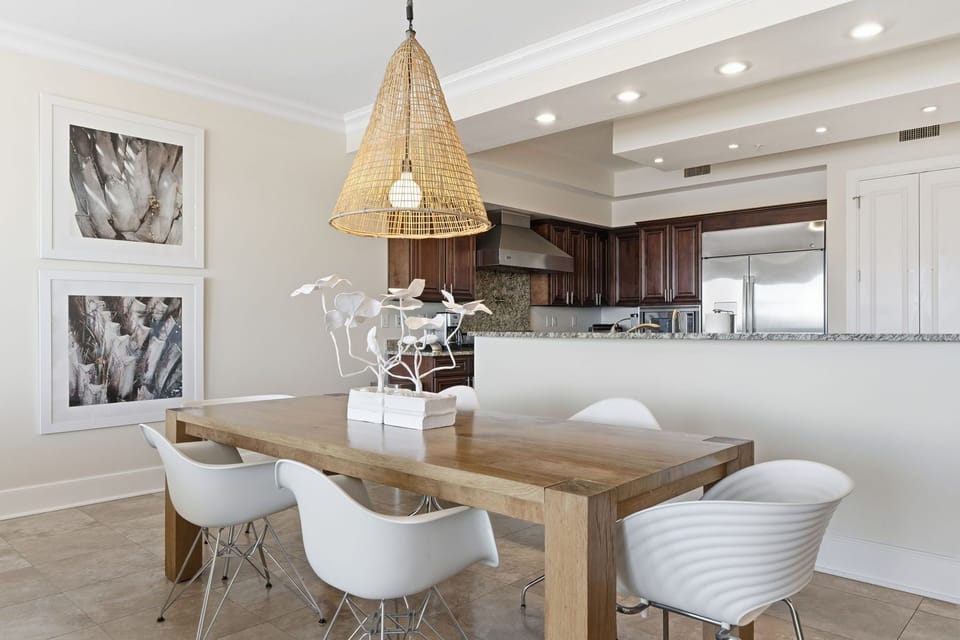 Dining Area with Seating for up to 8