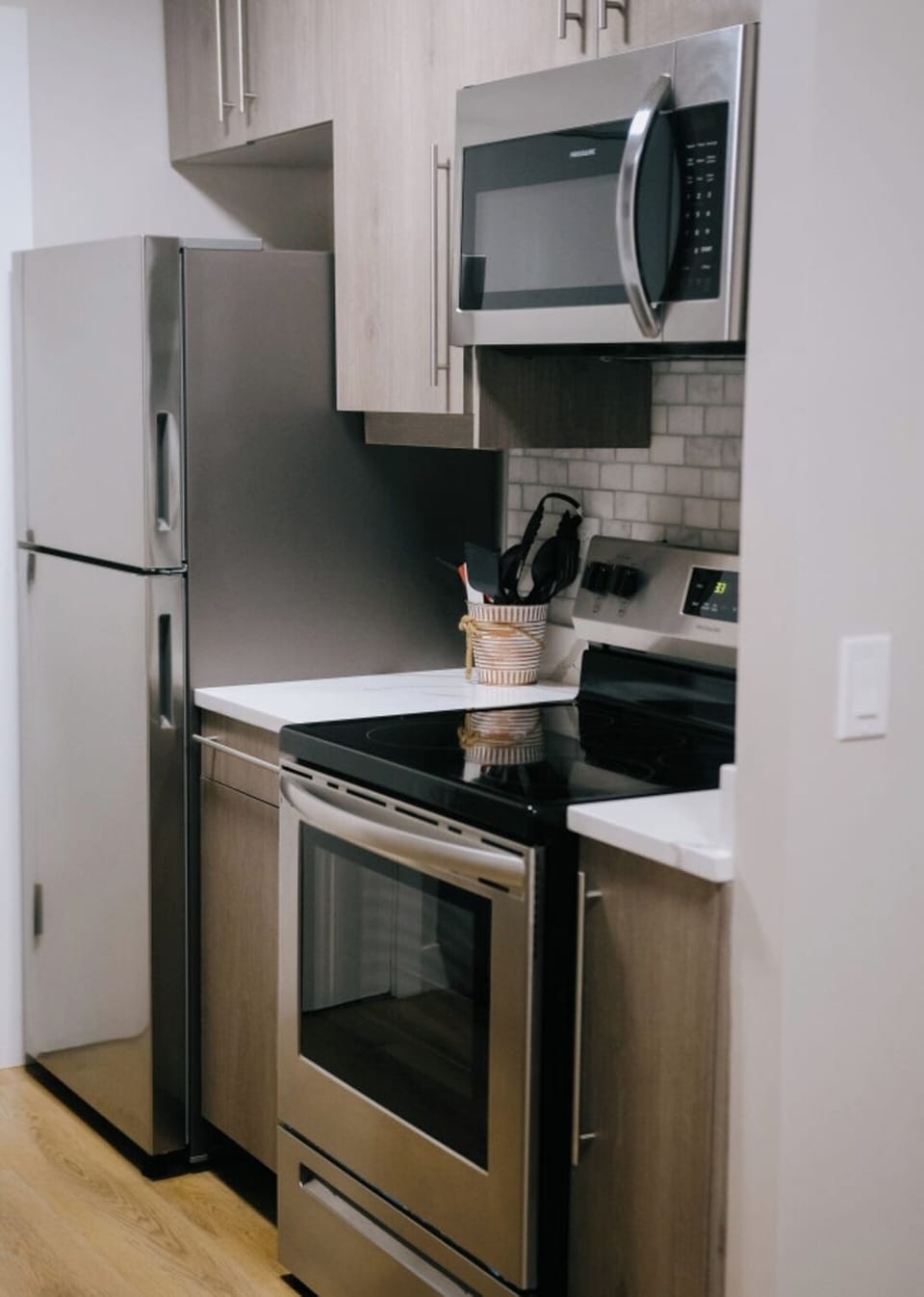 [Full Kitchen] ~ Refrigerator, Oven, Stove, Microwave