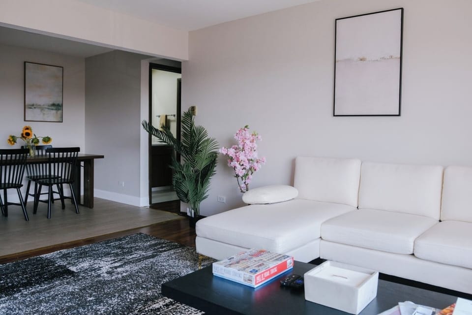 ~ EXPLORE CHICAGO FROM YOUR COZY HOME! ~