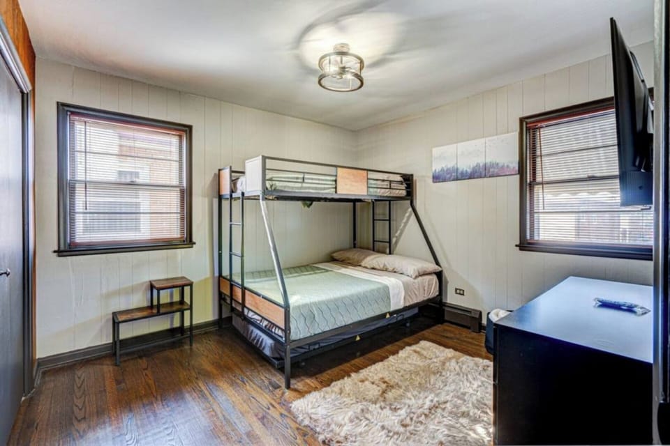[Bedroom #2] ~ 2 Double Beds + 1 Single Bed, Bed linens, Smart TV, Room-darkening shades, Clothing storage, Extra pillows and blankets