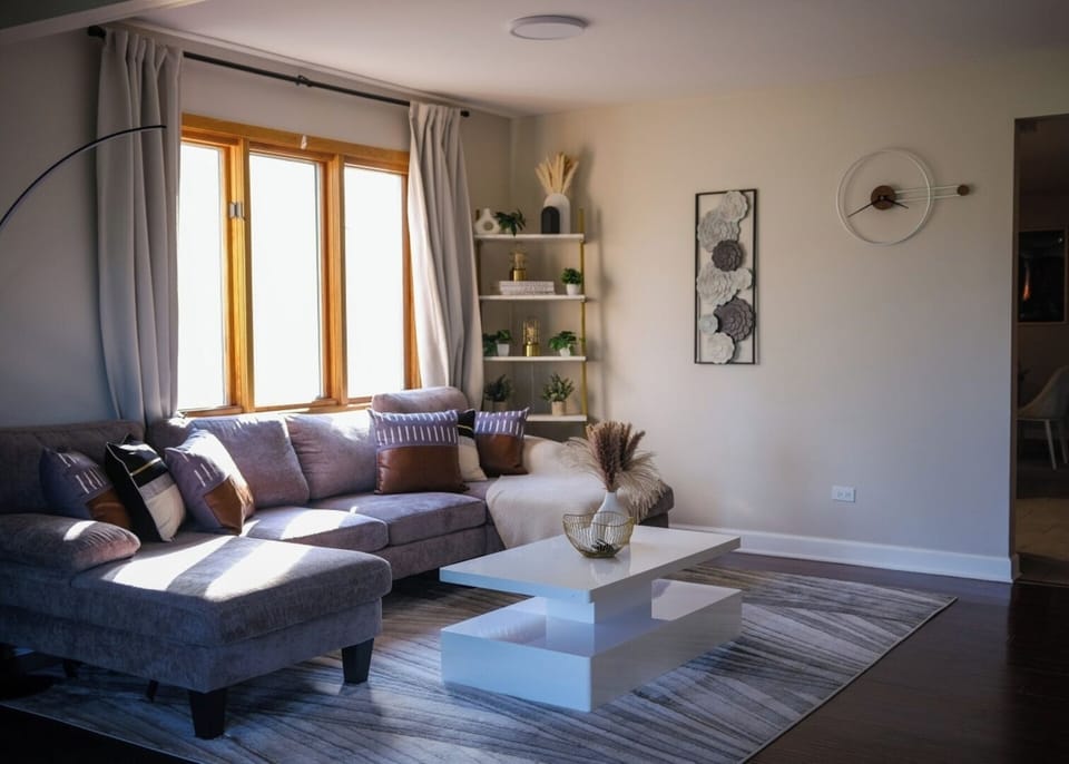 ~ EXPLORE CHICAGO FROM YOUR 3BR OASIS! ~