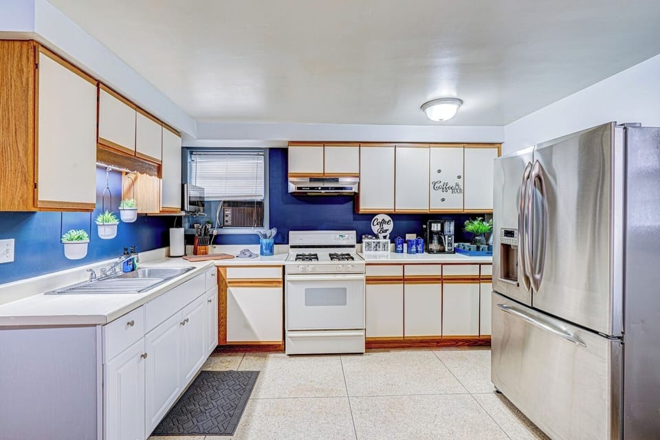 ~~ COOK YOUR OWN MEALS WITH OUR FULLY-EQUIPPED KITCHEN !! ~~