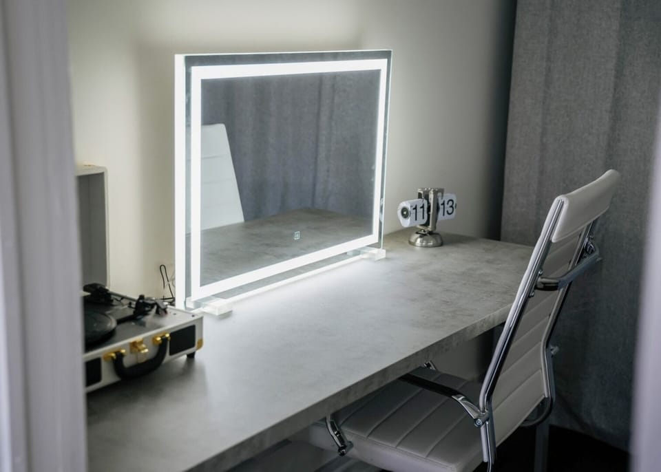   Beroom 1 (Master): Queen bed  ✔️ Ensuite bathroom  ✔️ Smart TV  ✔️ Vanity table/Workstation