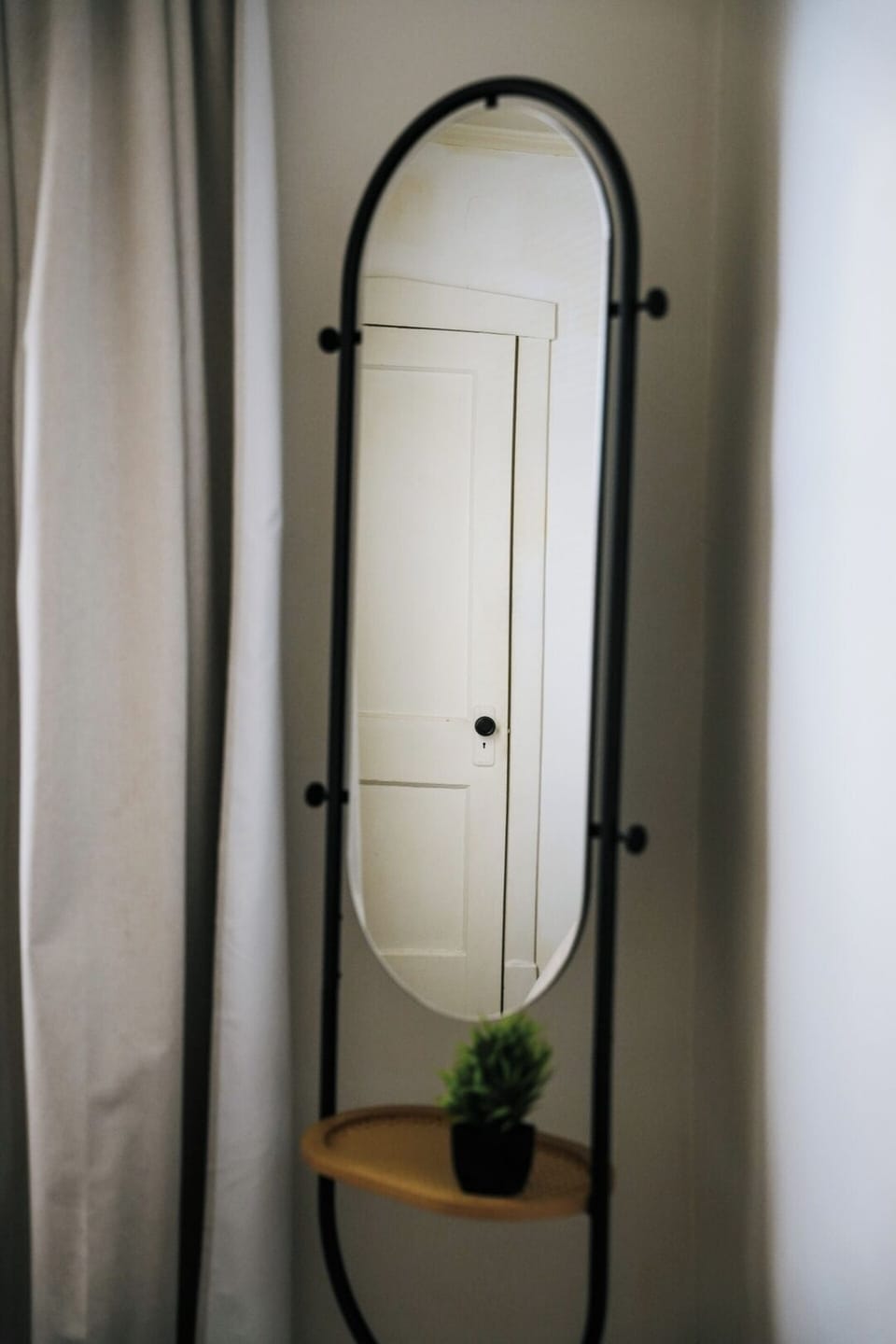  Bedroom 2: Queen bed ✔️ Full body mirror