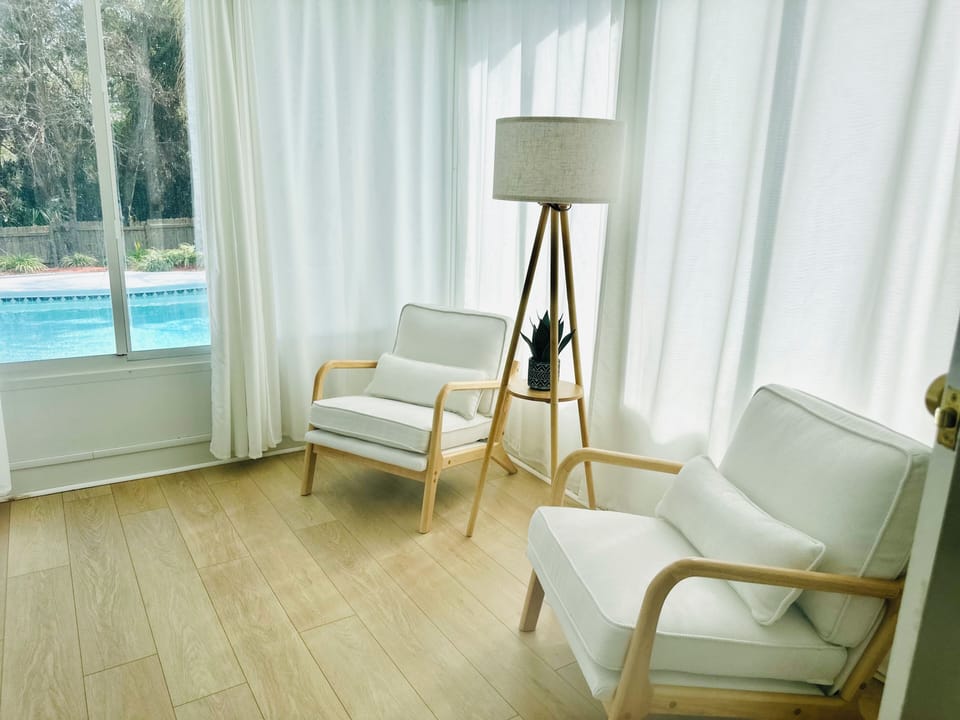 Extra sitting area in the 2nd living space to enjoy a book and some coffee.