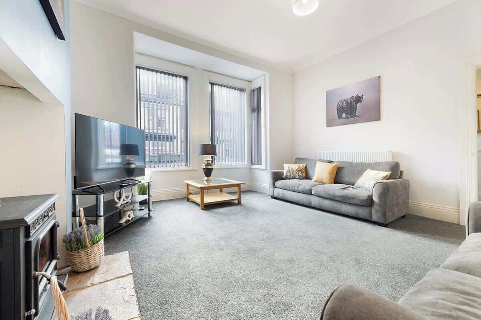 An open-plan living room equipped with a SMART TV with Netflix and a comfortable sofa to sit down and relax. 
