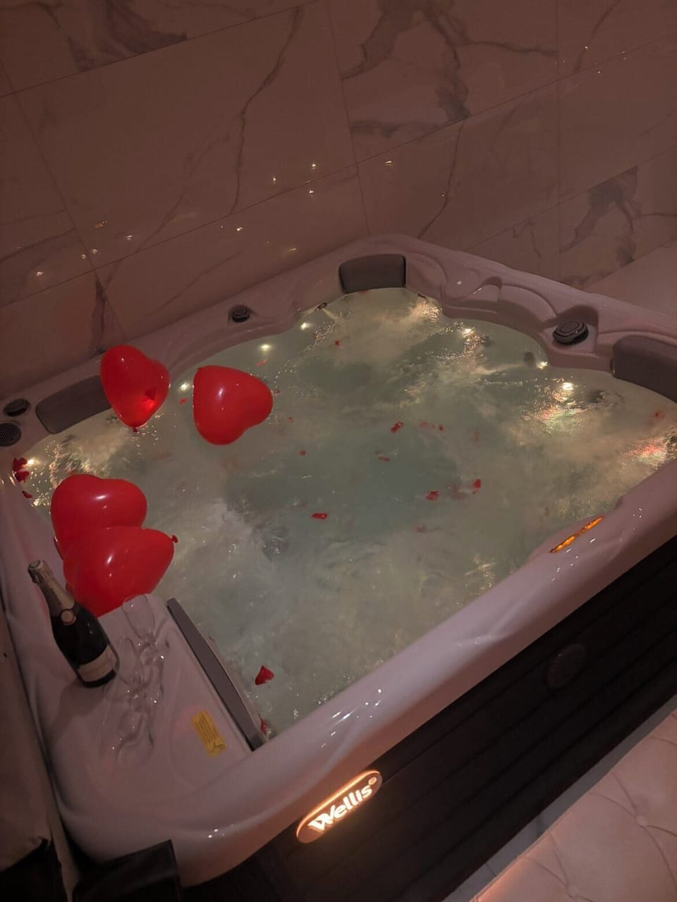 Indoor spa tub