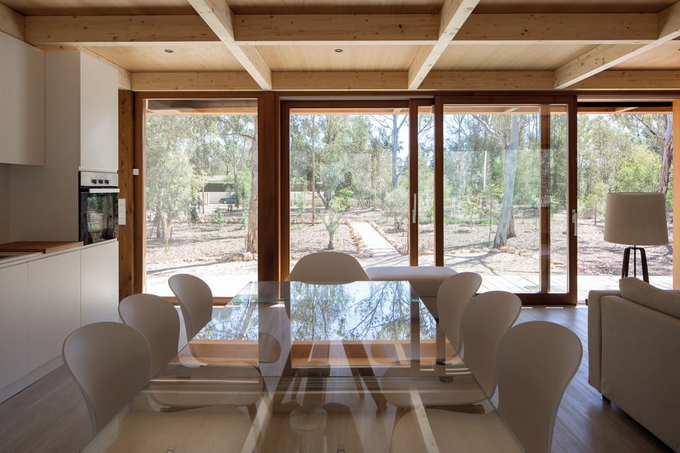 [Dinning Area] Indoor meals feel like being outdoors: enjoy meals with a view through expansive windows. 

      