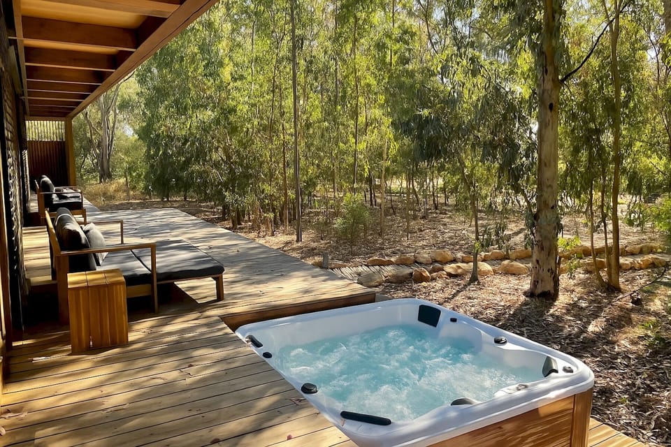  [Backyard Lounge]  

Unwind in nature with a private jacuzzi and serene views!
      