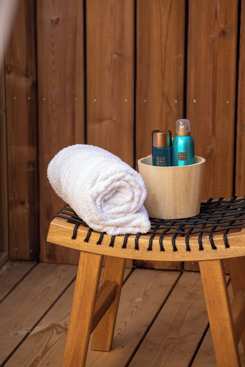   [Suite 1] Indulge in relaxation with large  plush towels and premium bath products!
      