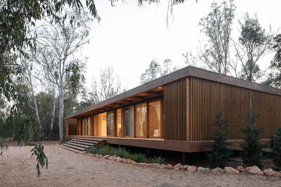  [Frontyard] With its almost fully glazed façades,  the villa allows endless sights of trees, whereas the edges with wooden slats ensure privacy for the bathrooms in each suite.
      