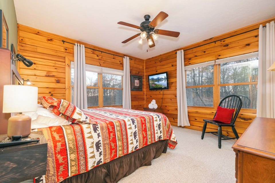 Main floor Bedroom - King bed