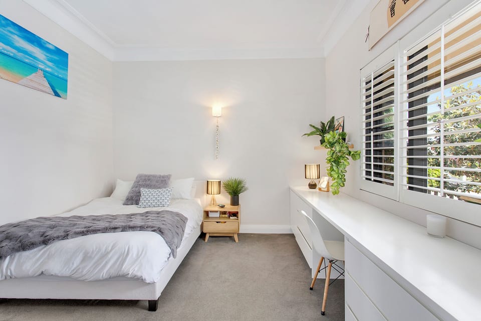 Queen size bedroom with high ceilings