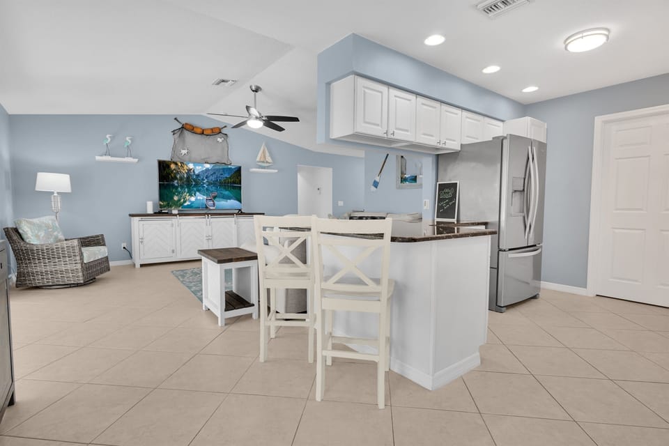Overlooking kitchen,and family room