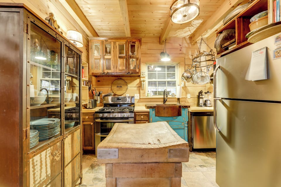 Kitchen | Single-Serve Coffee Maker | Microwave | Spices | 1st Floor
