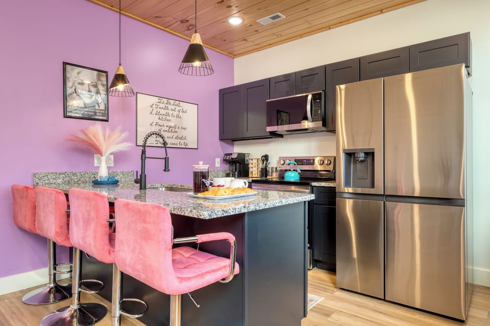 Enjoy casual dining and conversations at the kitchen counter.