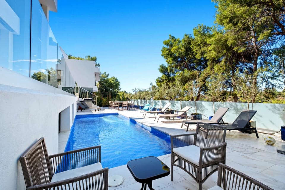 Outside view | Pool