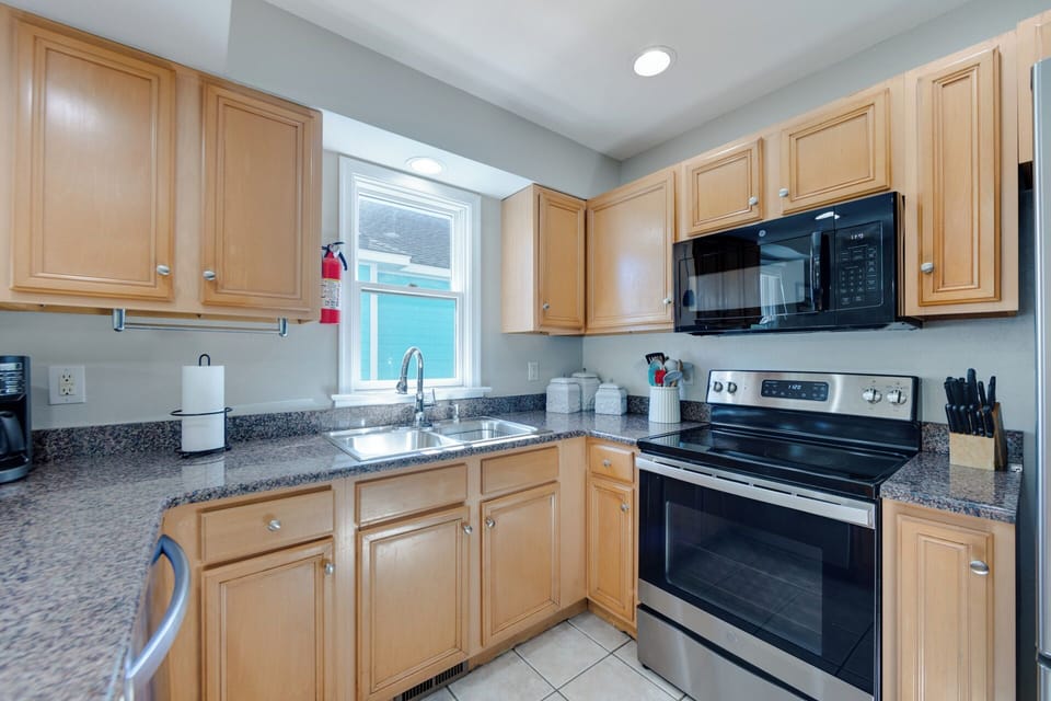 Kitchen - Bright kitchen with everything you need
