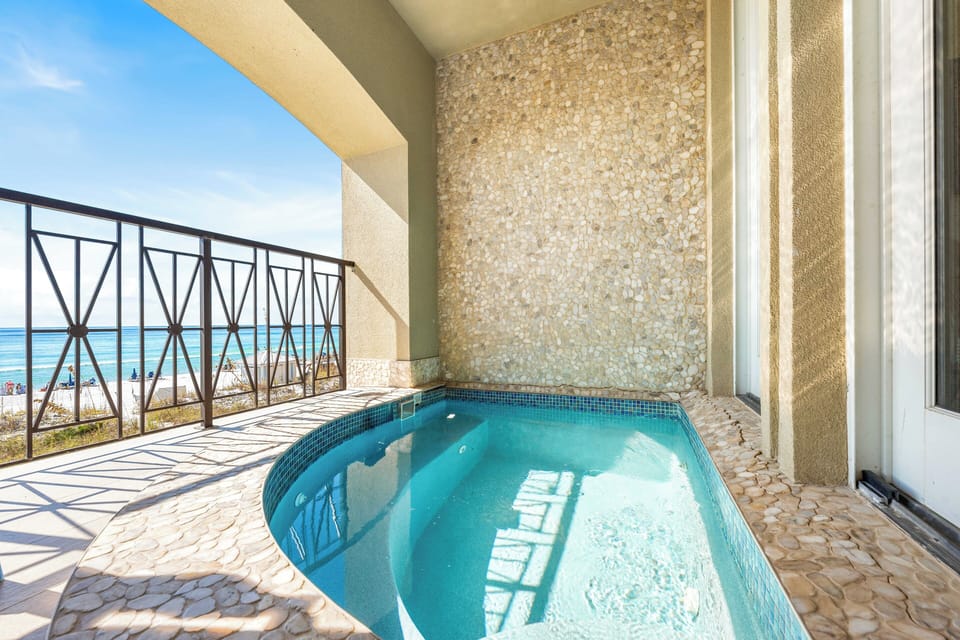Le Fortune Private Beach Front Splash Pool