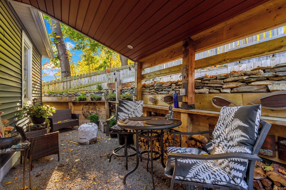 Enjoy fresh air and good company on our beautiful outdoor patio, your perfect spot for alfresco dining or morning coffee. Solo Stove 