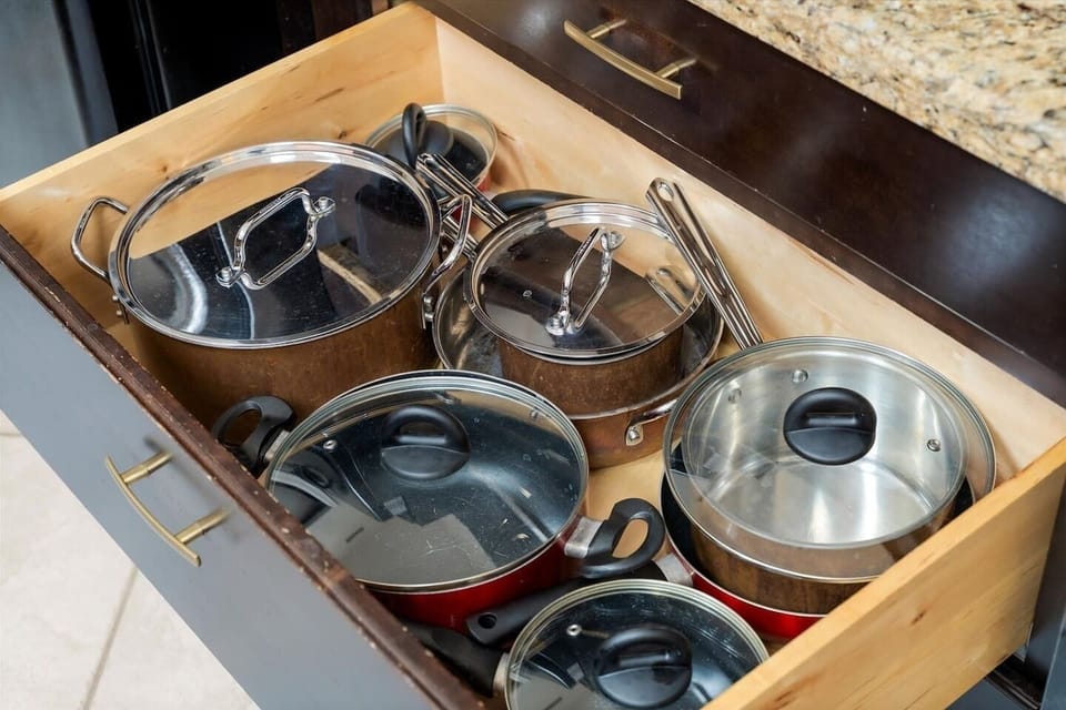 Fully equipped cookware drawer with pots, pans, and lids in multiple sizes. Ideal for home-cooked meals, family stays, and longer visits where a truly usable kitchen makes all the difference.