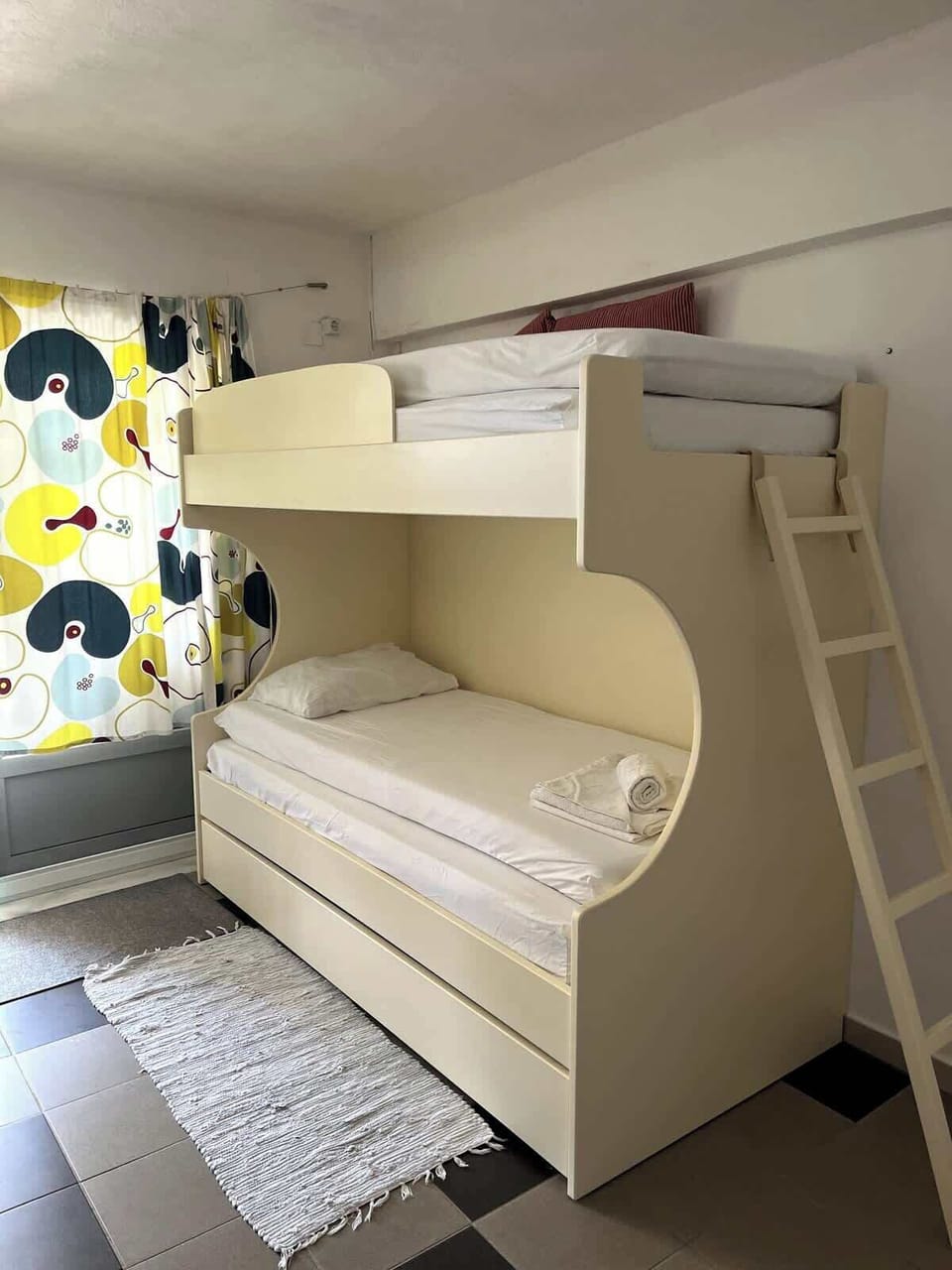 Ideal for families or small groups, bunk beds in a bright, modern layout.