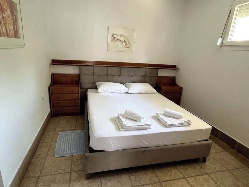 Restful double bedroom with wooden furnishings and a calming atmosphere inspired by the sea.
