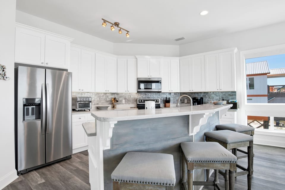 Fully equipped kitchen with bar seating