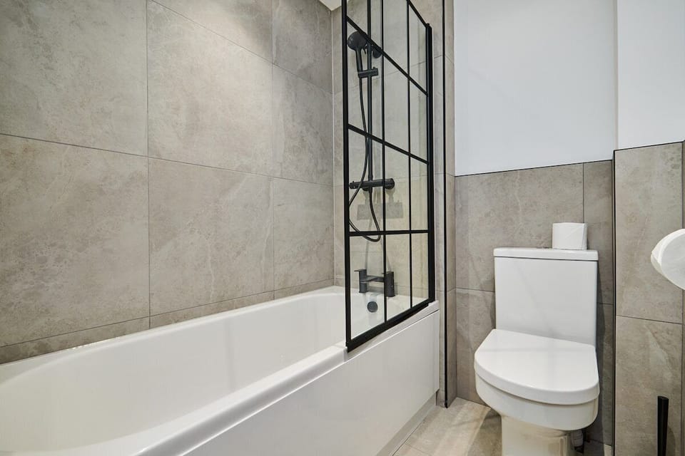 F2, Bathroom