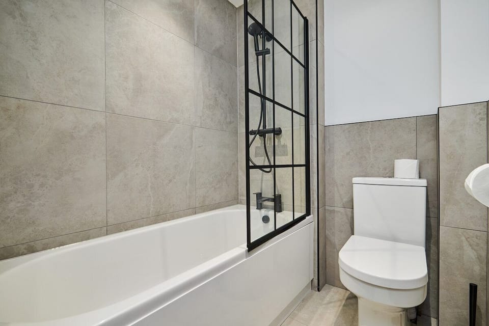 F2, Bathroom