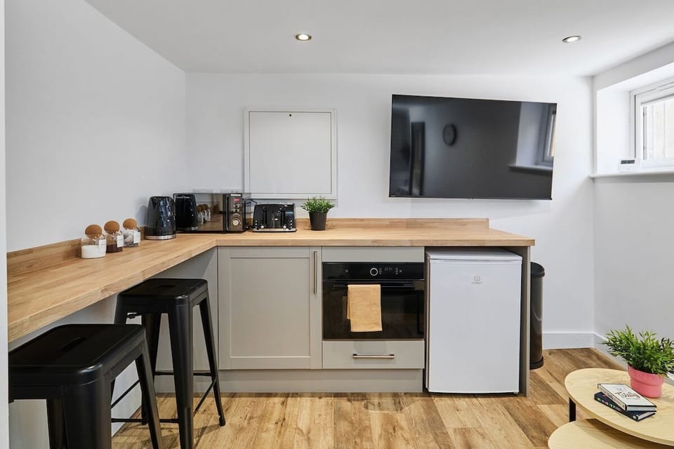 F1, Kitchenette