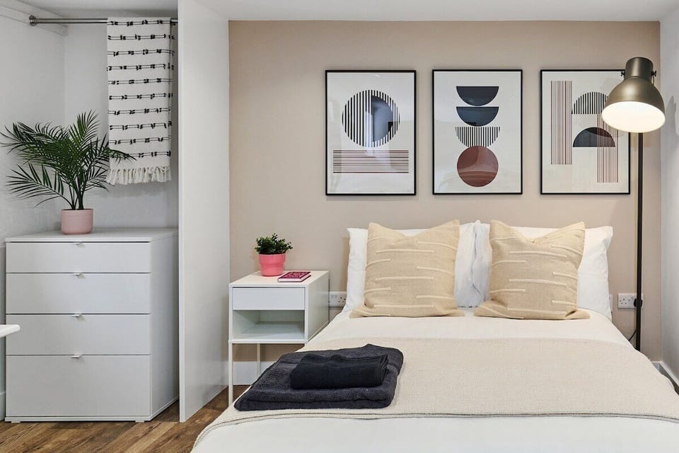 F1, Bed