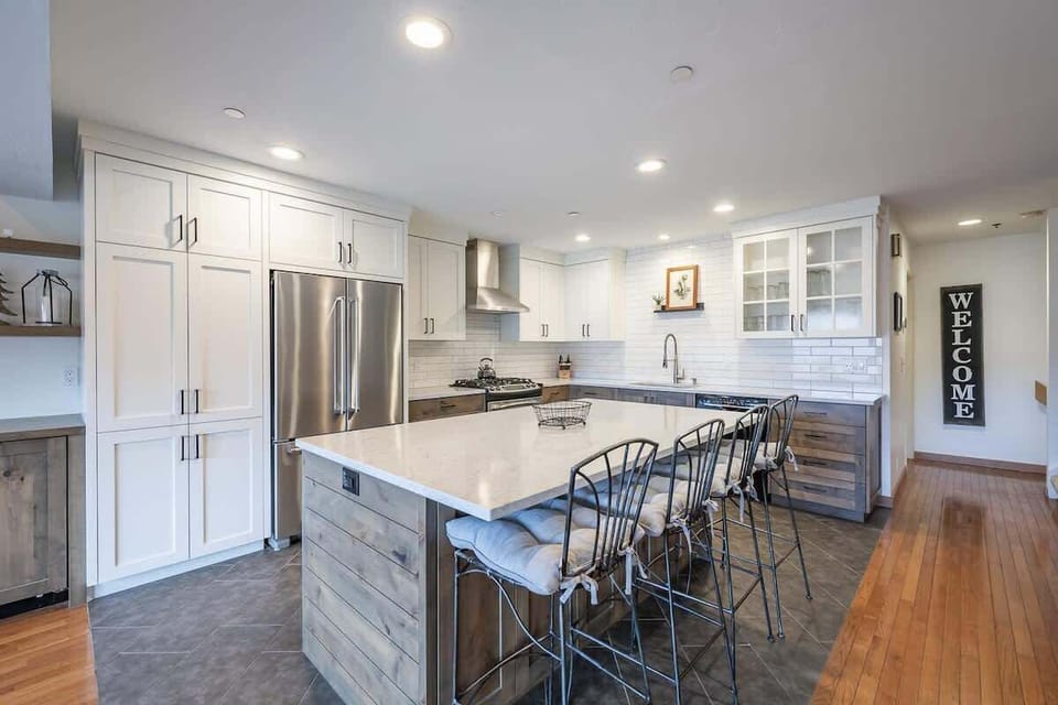 Full Kitchen w/ Island