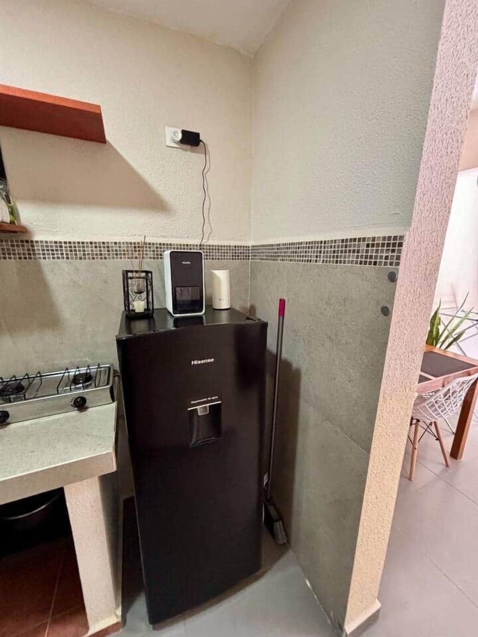 La cocina cuenta con un mini refrigerador y congelador en la parte superior, un des humidificador que en la parte superior cuenta con los botones para prenderlo y apagarlo.
Y arriba está el router TP link  y un sensor de Gas en la parte superior.