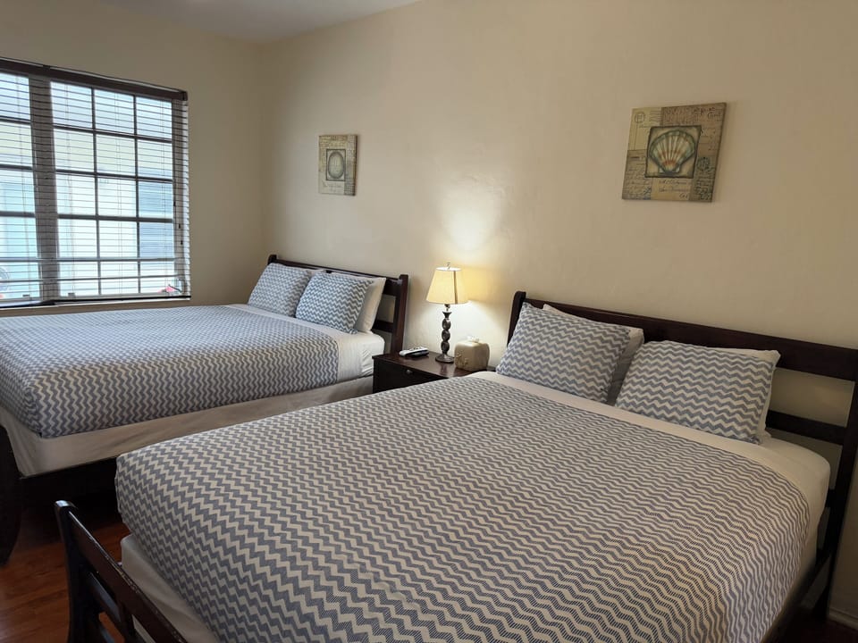 Bedroom: 2 Queen Beds, Smart TV