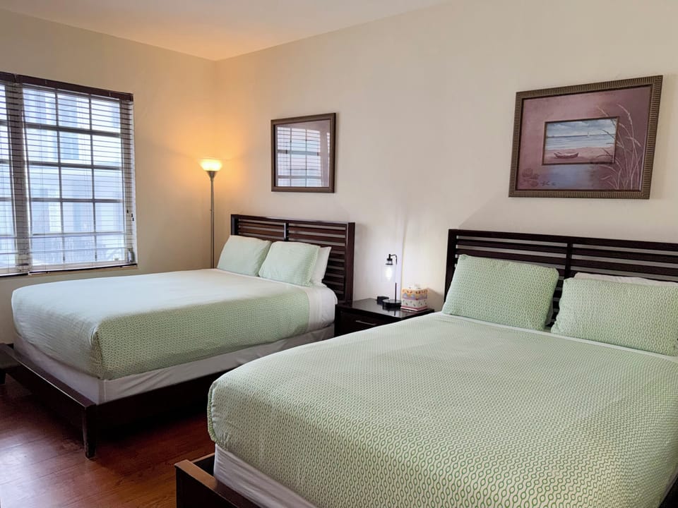 Studio: 2 Queen Beds