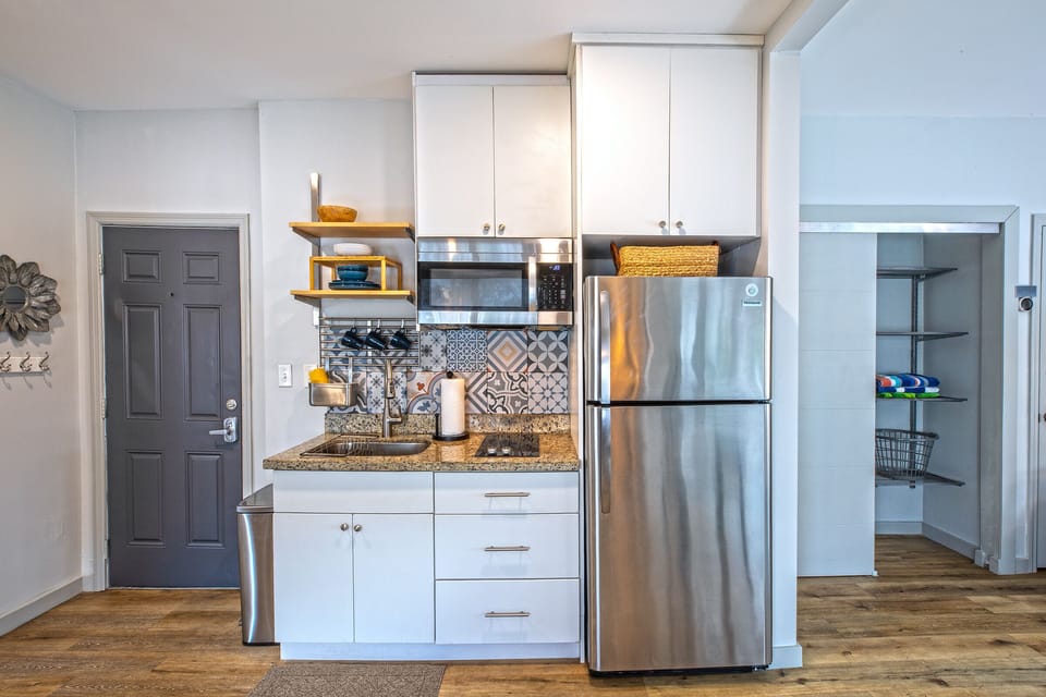 Apartment Size  Full Kitchen, No Oven (Countertop Oven/ Toaster Provided)