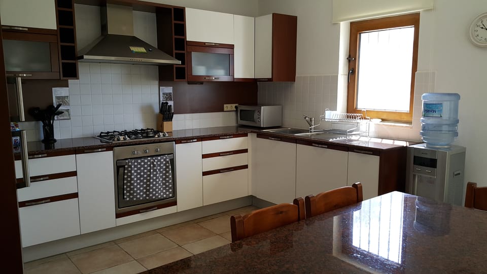 Fully equipped kitchen with water cooler 
