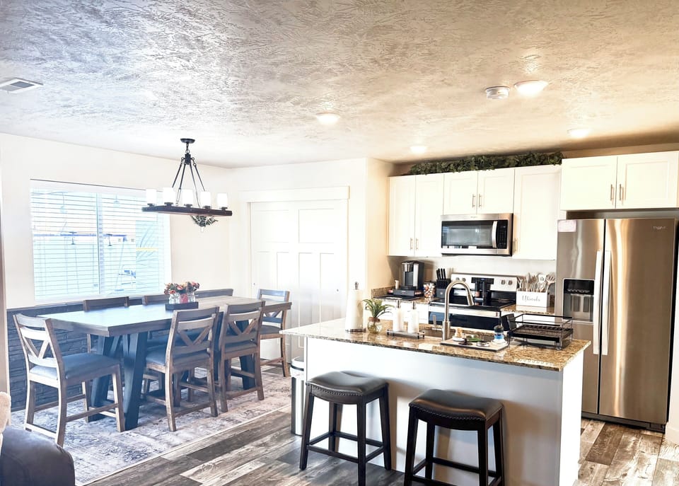 Full kitchen/dinning view