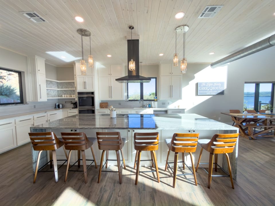 Kitchen made for ENTERTAINING