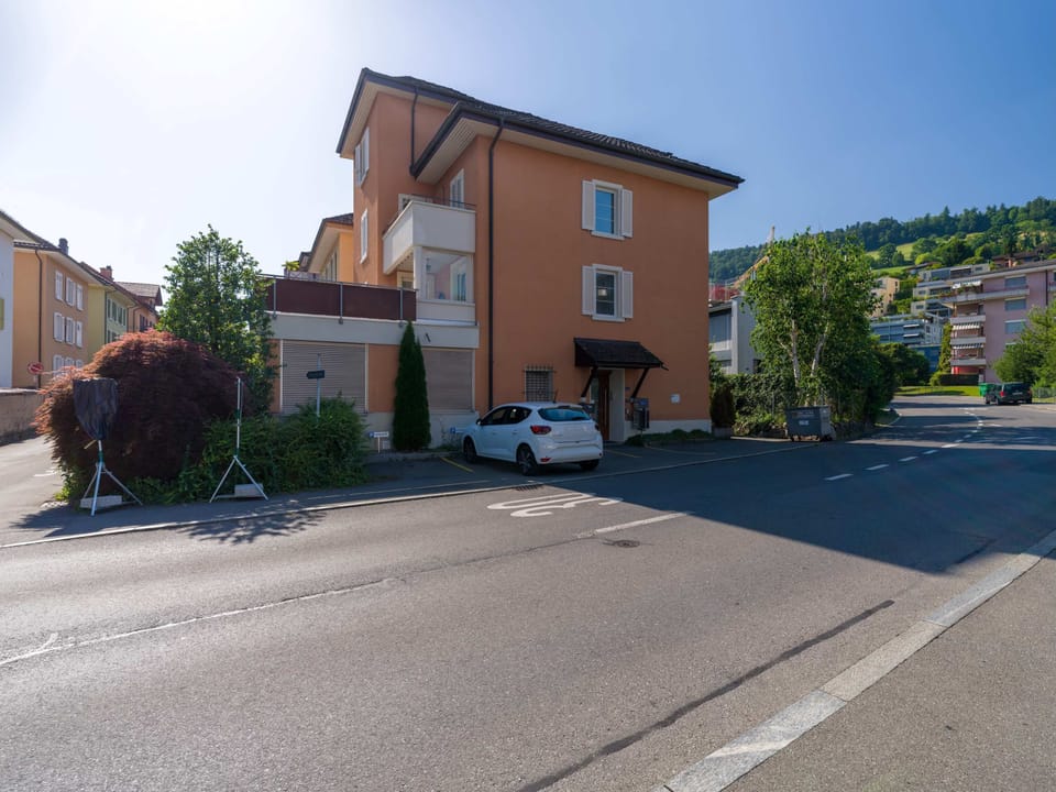 entrance area leading to Mount Pilatus Rooms Lucerne in a quiet residential neighborhood.
