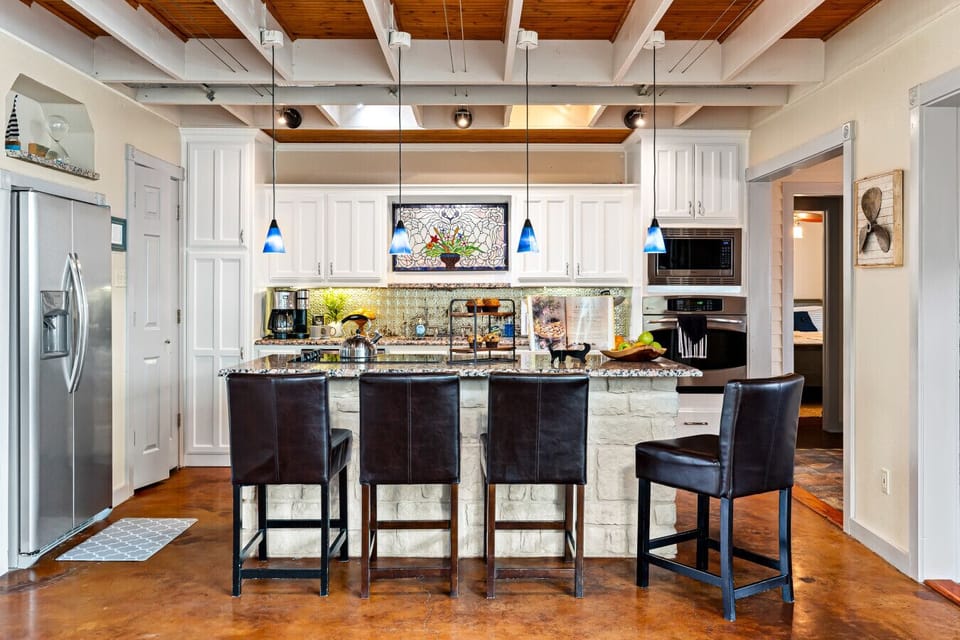 Gourmet Kitchen | Granite Island w/ Bar Seating | Modern Appliances