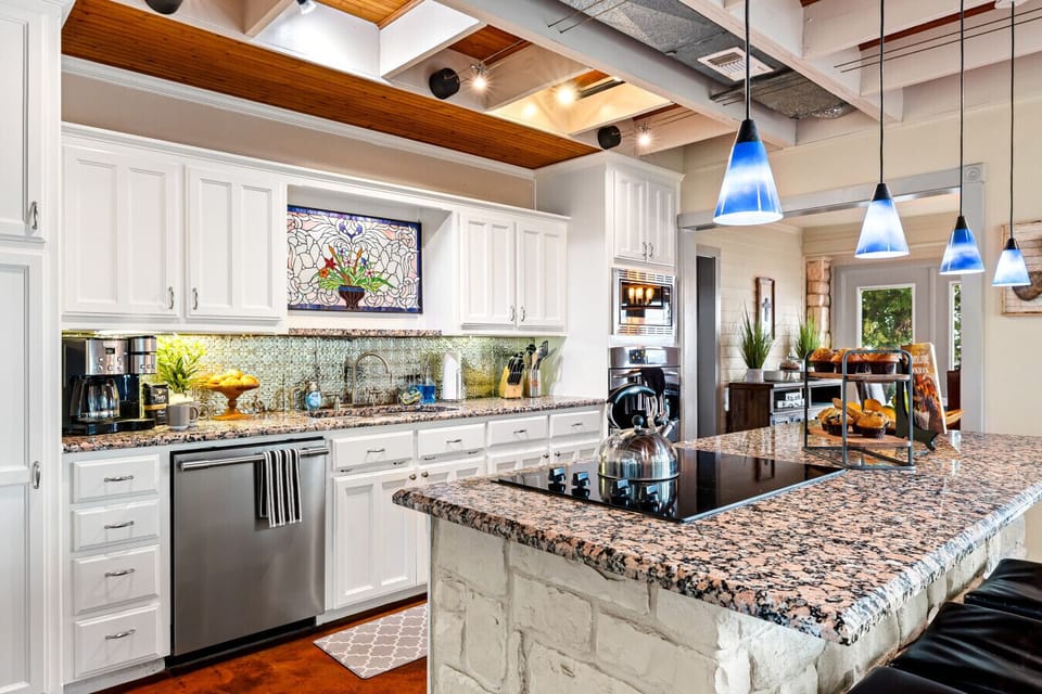 Gourmet Kitchen | Granite Island w/ Bar Seating | Modern Appliances