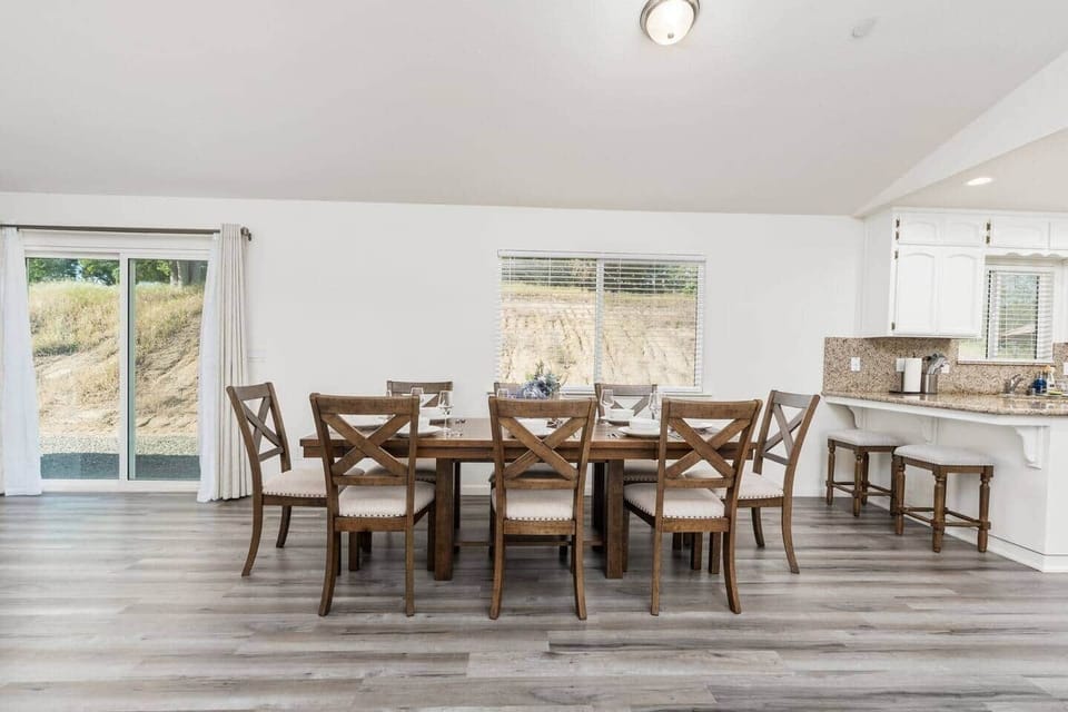 Large dining table that seats 8! Nothing better than a home cooked meal with friends & family!