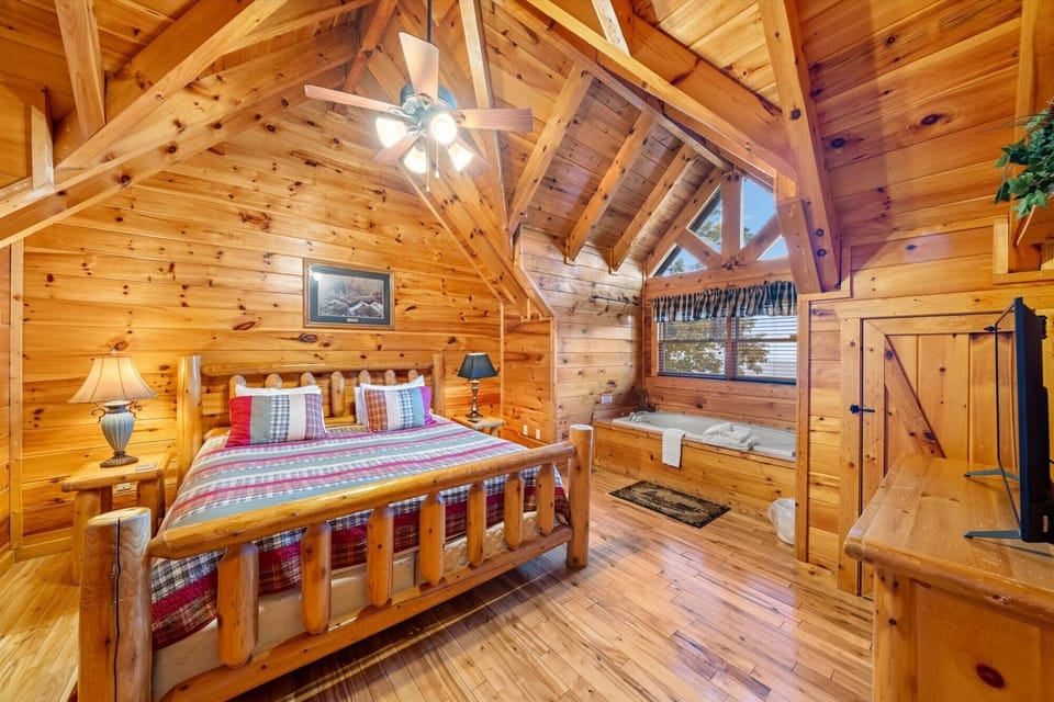 Another bedroom on the 2nd level next to the loft w/ a king bed and jetted tub. 