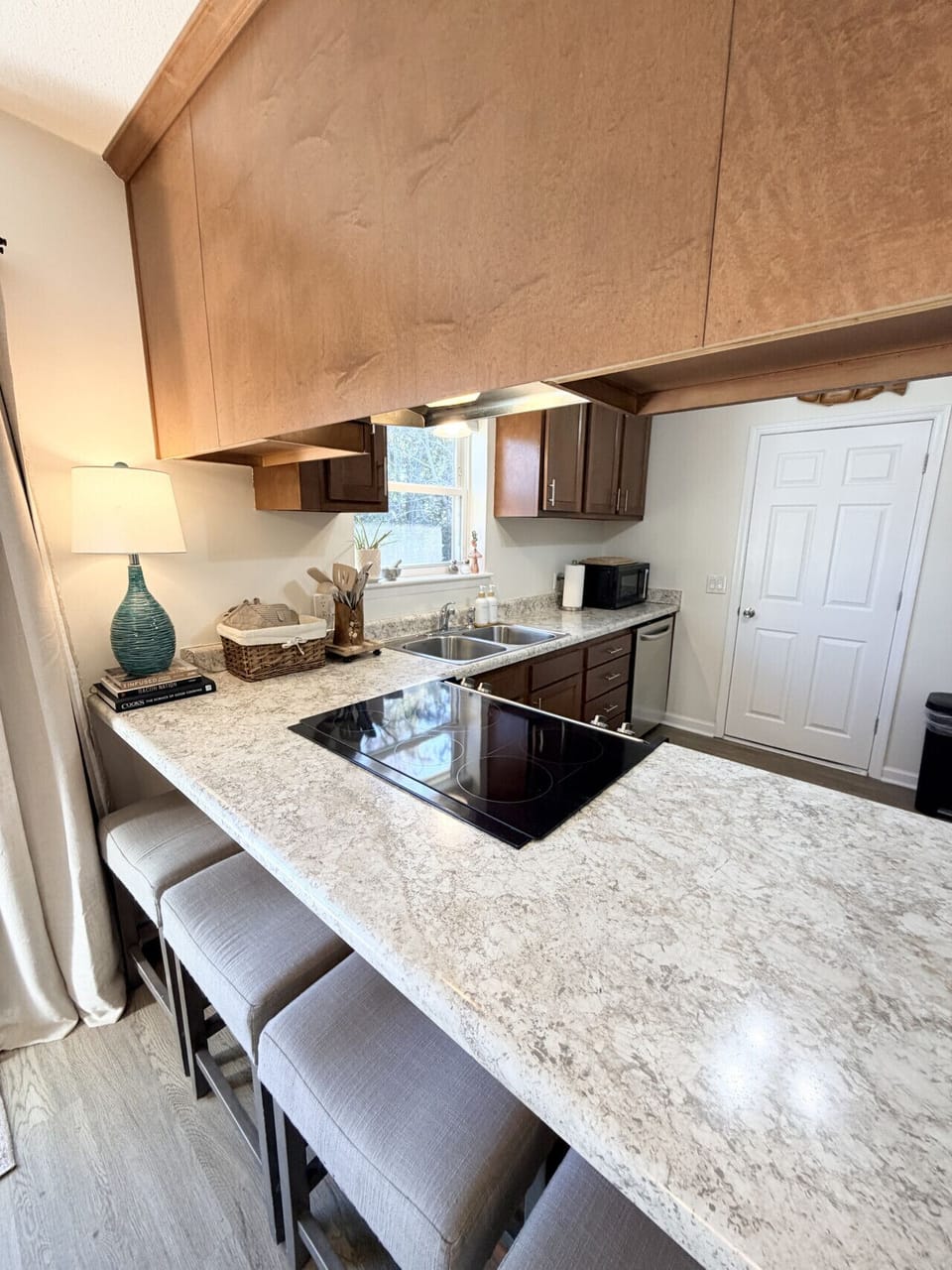 Large eat-in counter with seating for 4 people